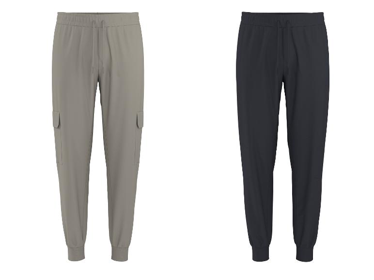 Twee heren joggingbroeken: één beige met zakken, de andere donkerblauw