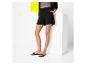 Zwarte shorts en sandalen met gesp: zomermode.