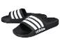 Zwarte Adidas slippers met drie witte strepen.