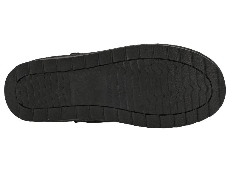 Zool van een zwarte winterlaars met antislip profiel.