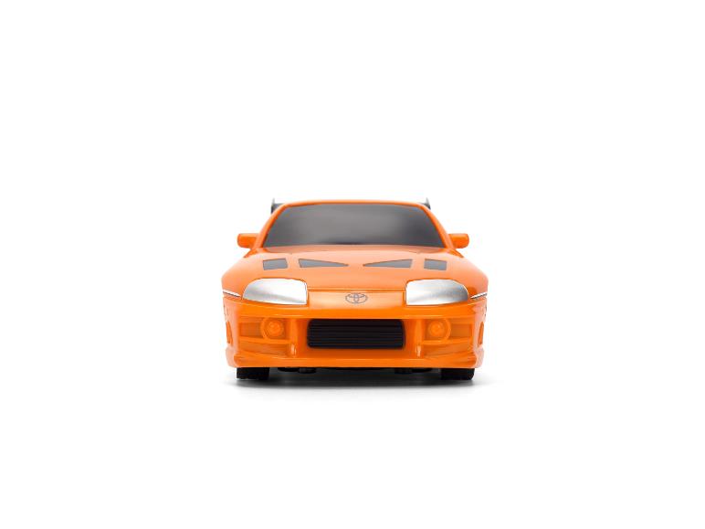 Oranje speelgoedauto, een Toyota Supra, van voren gezien op een witte achtergrond.