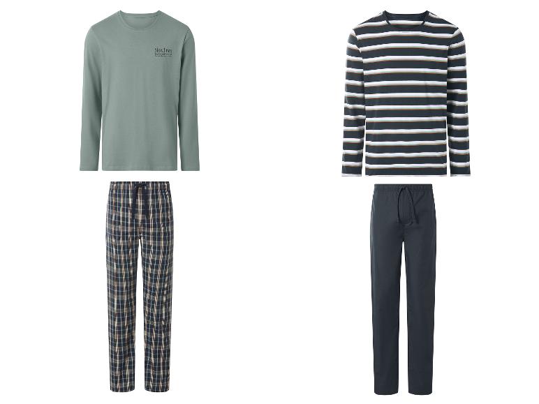 Twee herenpyjamasets: één met een groen shirt met lange mouwen en geruite broek, de andere met een gestreept shirt en effen donkere broek.