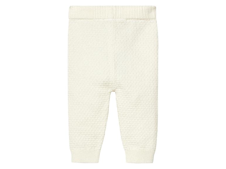 Witte gebreide broek voor baby's.