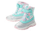 Twee paar roze en turquoise winterschoenen met veters en klittenbandsluiting.