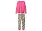 Een pyjamaset met een roze shirt met lange mouwen en een broek met luipaardprint.