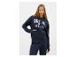 Vrouw in donkerblauwe Bench hoodie en bijpassende joggingbroek