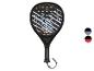 Zwart padelracket met wit en oranje geometrisch ontwerp, met grijze en rode kleuropties.