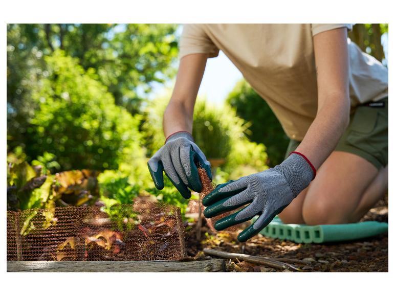 Persoon met tuinhandschoenen verzorgt planten met kopergaas in een tuin.