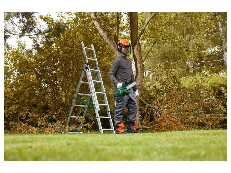 Man met veiligheidshelm en kettingzaag, naast een ladder, snoeit bomen.