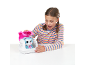 Een meisje opent een speelgoed transportbox met een blauwe pluche puppy erin