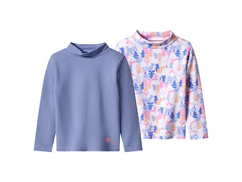 Twee kinder coltruien, één effen blauw en één wit met dierenprint.