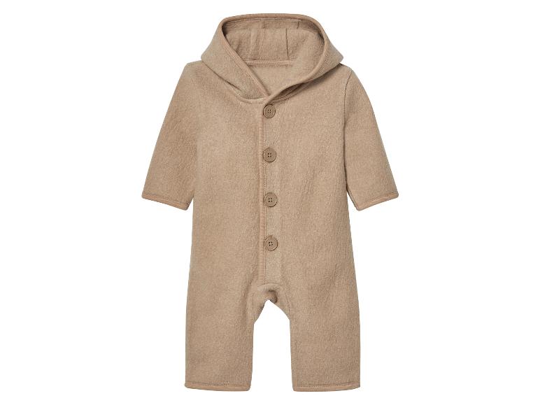Beige baby fleece jumpsuit met capuchon.