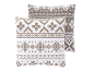 Twee sierkussens met Noors patroon in beige en wit.