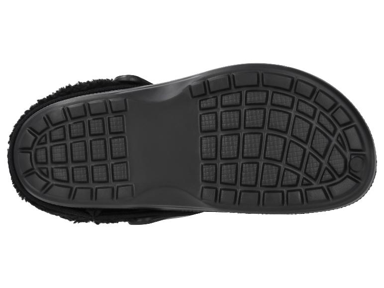 Zwarte, pluizige pantoffel met een geruit patroon op de zool.