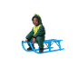 Kind in dinopak zit op een blauwe houten slee.