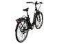 Zwarte elektrische fiets met lage instap en bagagedrager, vanuit achteraanzicht.
