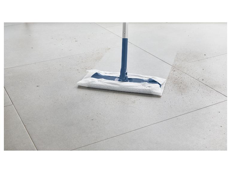Dweil met natte doek maakt een vuile tegelvloer schoon.