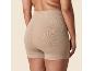 Achteraanzicht van een vrouw die een beige naadloze corrigerende short draagt, waarbij het bilgebied wordt benadrukt.