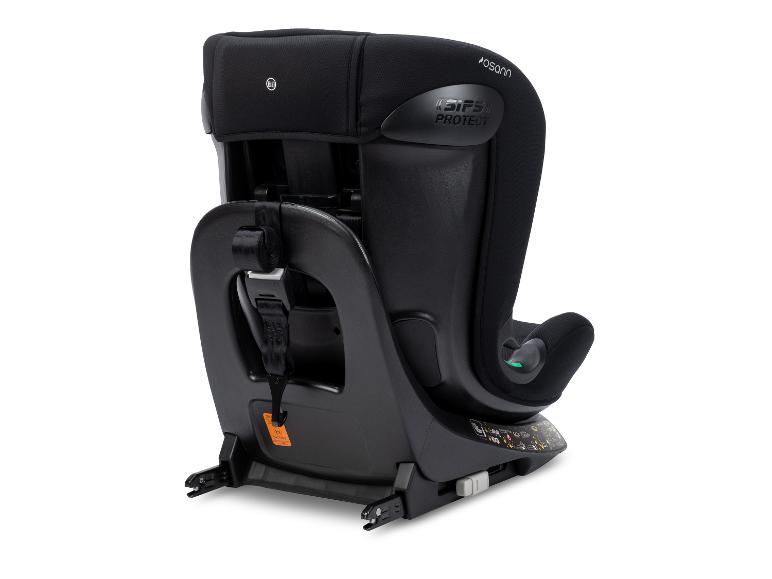 Zwart kinderautostoeltje met zijdelingse bescherming en Isofix-bevestiging.