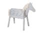 Lichtgrijs houten paard met touwen manen en staart, kinderspeelgoed