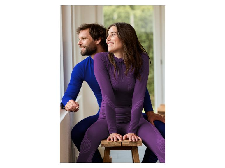 Paar in sportkleding, vrouw zit op een kruk, man achter haar.