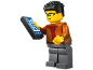 Speelgoedfiguur met bril en bruine jas die een smartphone vasthoudt.