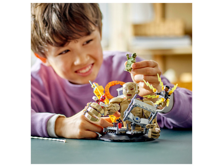 Een kind speelt met LEGO Marvel Super Heroes Sandman-figuren.