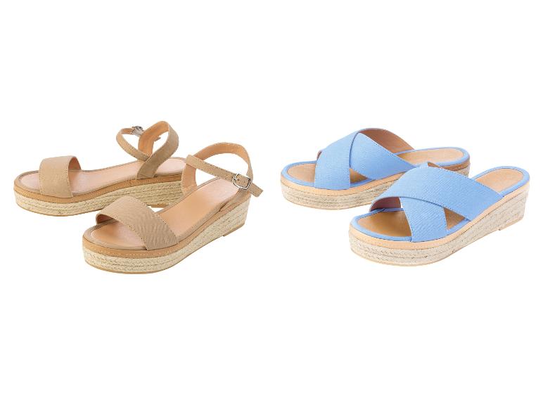 Beige sandalen en blauwe mules met plateauzool, zomerse stijl.