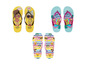 Gele slippers met LOL Surprise poppen en blauwe slippers met 'Born to Travel' ontwerp.