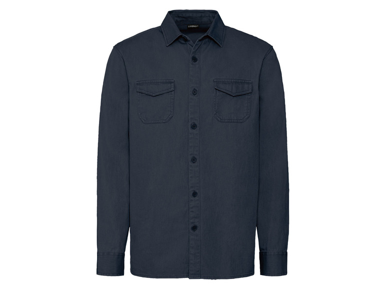 Een donkerblauw overhemd met lange mouwen en borstzakken van het merk Livergy.