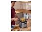 Man haalt de mand met frietjes uit de SILVERCREST® mini-friteuse.