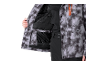 Persoon in een grijs en zwart patroon ski-jack met oranje rits en zwarte skibroek.