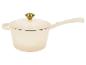 Crèmekleurige steelpan met deksel en goudkleurige knop