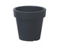 Een zwarte plastic plantenpot.