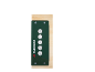 Groen bedieningspaneel met aan/uit-, zaag-, boor-, hamer- en schroevendraaierknoppen, gemonteerd op een houten plank.