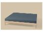 Houten bed met donkerblauw matras op een beige achtergrond.