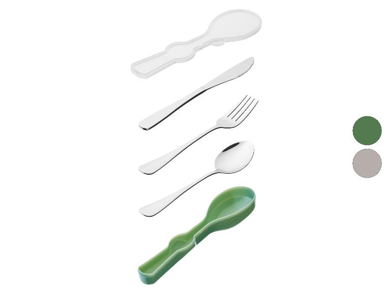 Bestekset met een transparante plastic hoes en een groene plastic hoes.