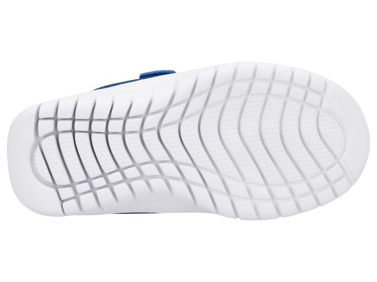 Witte zool van een kindersandaal met blauwe accenten.