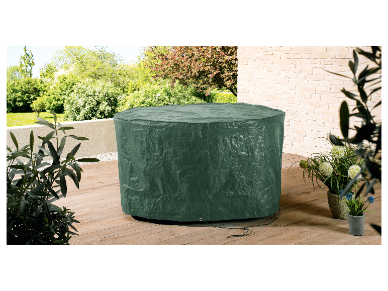 Groene beschermhoes voor een tuintafel op een terras.