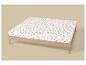 Bedframe met matras en wit hoeslaken met roodbruin bladpatroon.
