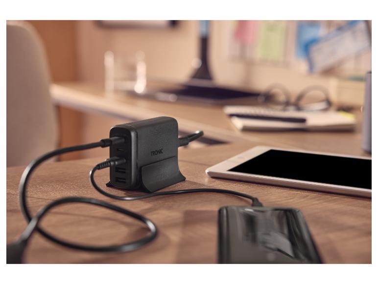 TRONIC® USB-laadstation op een bureau met aangesloten apparaten.