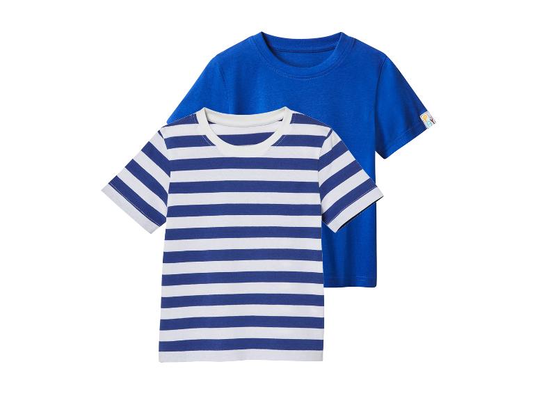 Twee kinder t-shirts: een blauw-wit gestreept en een effen blauwe.