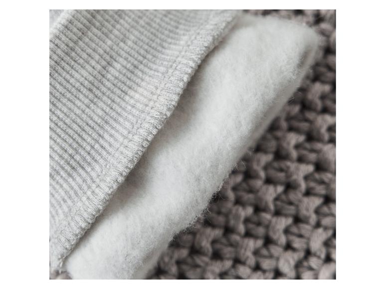 Grijs materiaal met een zachte fleece voering.