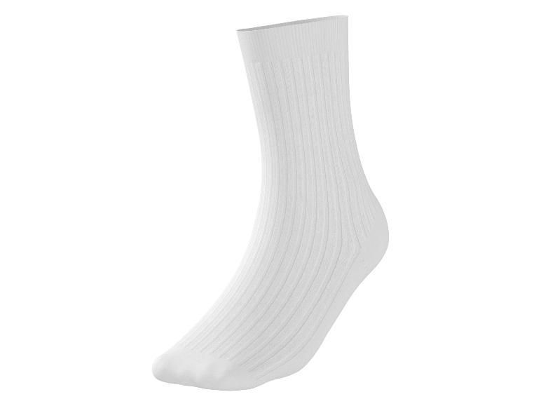 Witte, geribbelde sok op een witte achtergrond.