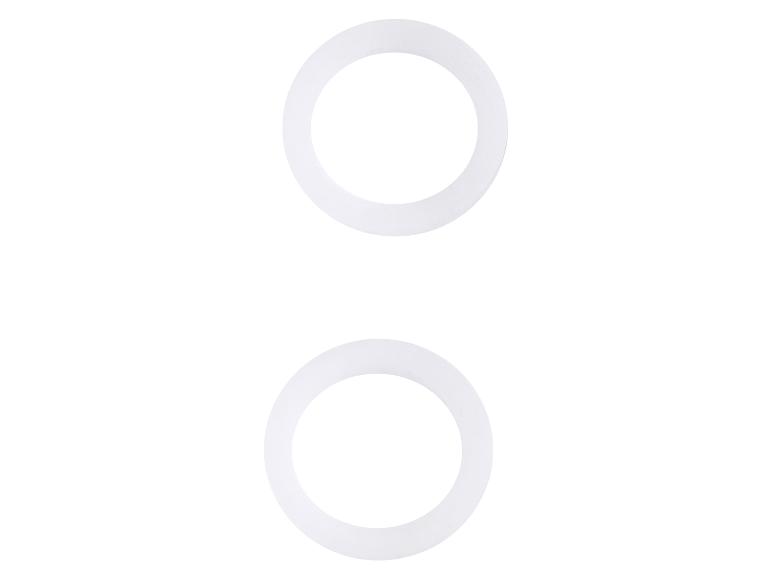 Twee witte O-ringen op een witte achtergrond.