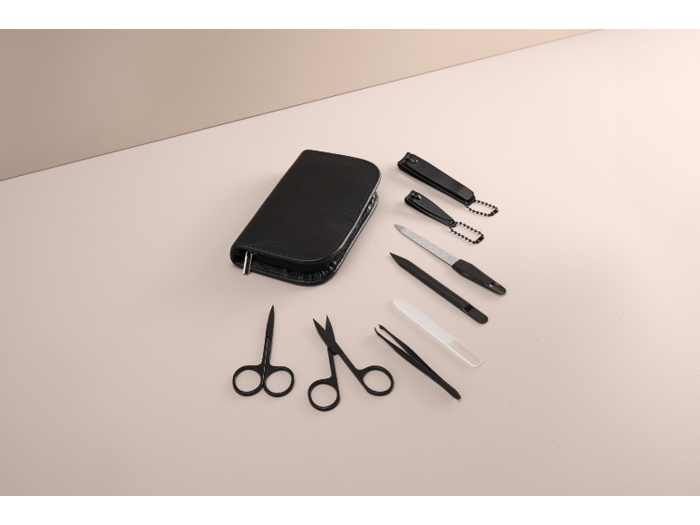 Zwarte manicure- en pedicureset met etui, nagelknippers, scharen, vijl en pincet.