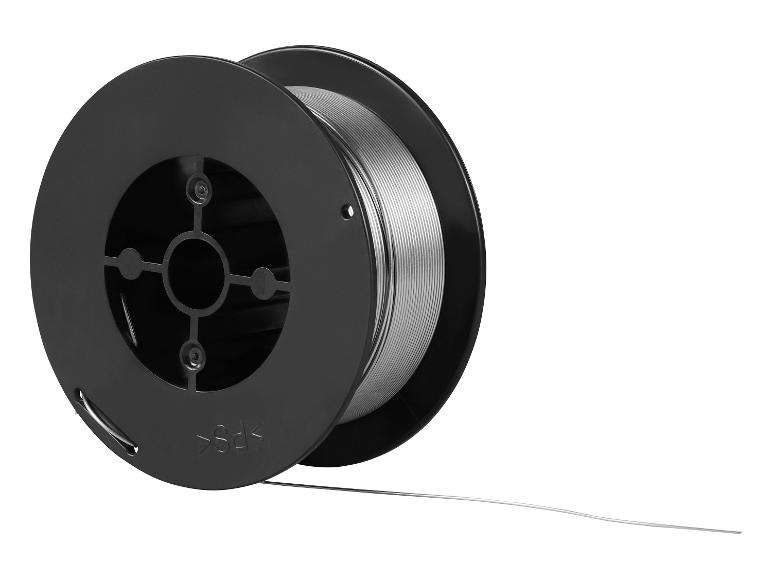 Zilveren lasdraad op een zwarte spoel tegen een witte achtergrond