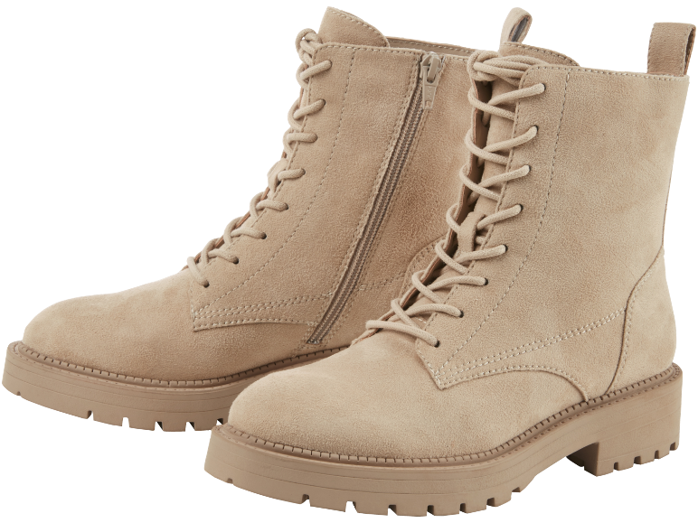 Lichtbeige veterschoenen.
