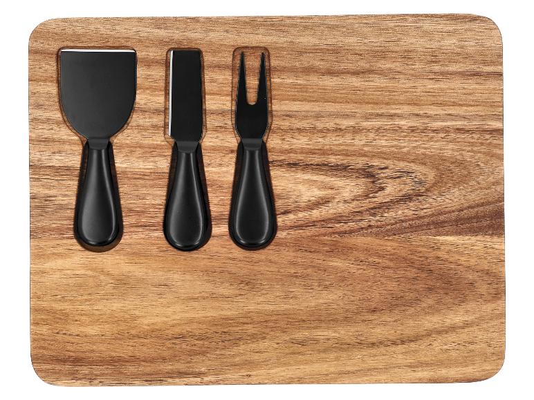 Houten kaasplank met drie zwarte kaasgereedschappen.