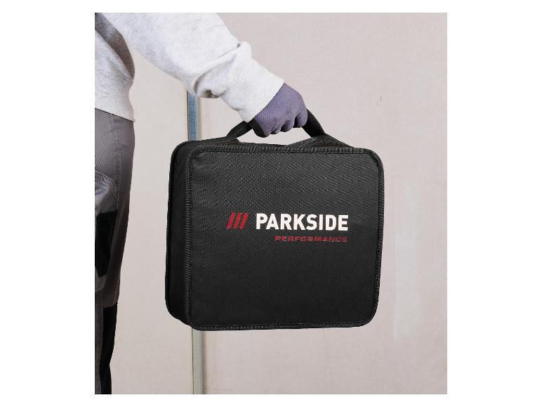 Persoon in werkkleding houdt een zwarte gereedschapstas met een rood logo vast.